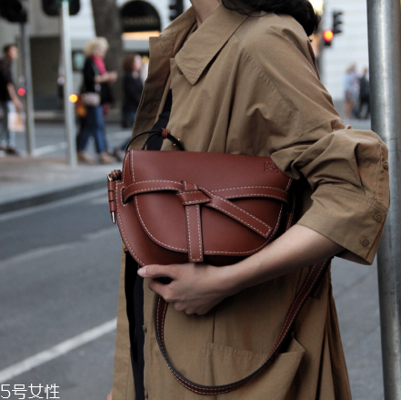 loewe gate bag多少錢？羅意威18新款馬鞍包價(jià)格