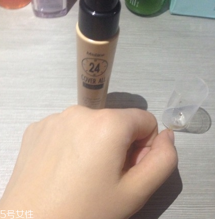 mistine粉底液應(yīng)該選哪個(gè)色號 mistine粉底液試色
