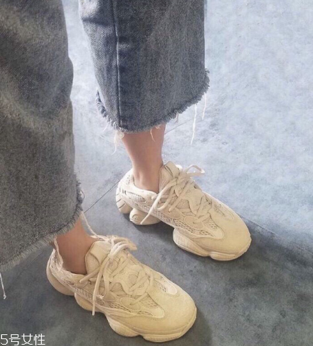 yeezy 500偏碼嗎？yeezy 500鞋碼標(biāo)準(zhǔn)嗎