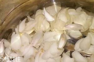 新鮮百合能泡水喝嗎？新鮮百合泡水好嗎？