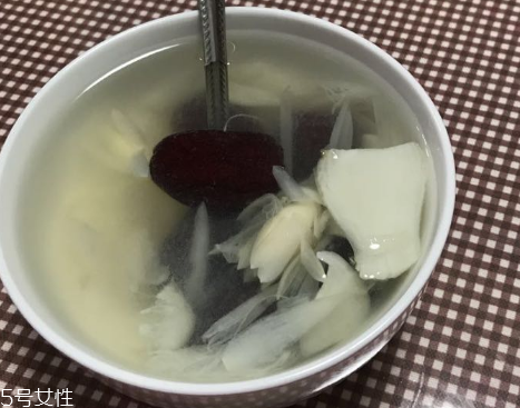 新鮮百合能泡水喝嗎？新鮮百合泡水好嗎？