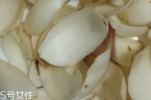 新鮮百合可以燉藕?jiǎn)幔啃迈r百合燉藕好吃嗎？