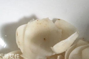 新鮮百合可以燉雞嗎？新鮮百合燉雞好吃嗎？