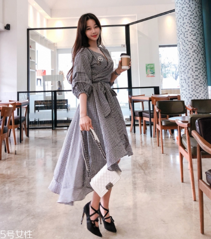 格子連衣裙搭配什么鞋子？格子連衣裙搭配技巧