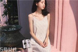 吊帶裙怎么穿好看？吊帶裙穿搭技巧