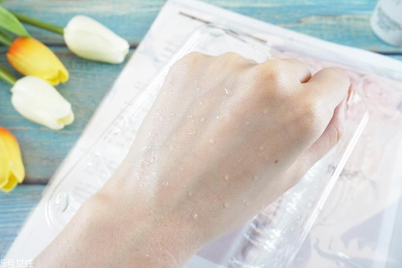 雅詩蘭黛晶透沁白防曬搖搖乳成膜快嗎？適合油痘皮嗎？