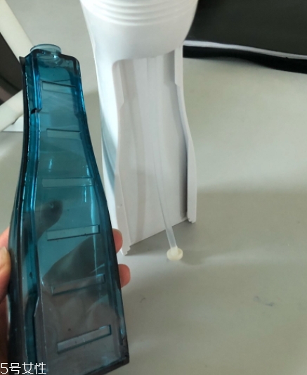 沖牙器和牙線哪個好？沖牙器和牙線的優(yōu)缺點