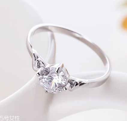 戒指會(huì)越戴越松嗎？戒指會(huì)不會(huì)越戴越大？