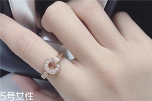 戒指和手鏈戴一只手嗎？戒指和手鏈能戴一邊嗎