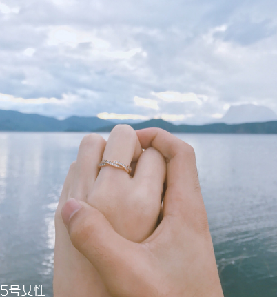 戒指戴中指是什么意思？戒指戴中指代表什么含義