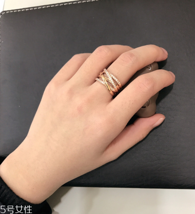 戒指戴小指是什么意思？戒指戴小指代表什么含義