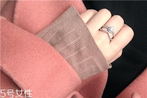 戒指戴小指是什么意思？戒指戴小指代表什么含義