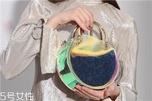 夏天適合背什么包？適合夏天背的包包款式