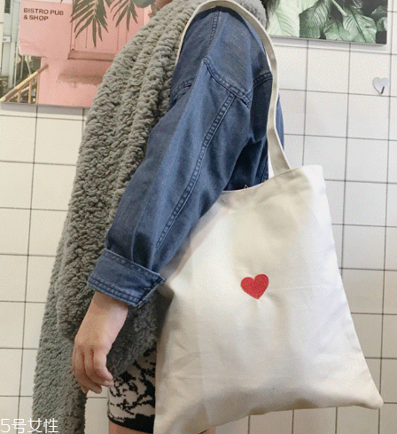 女生背什么包更甜美？適合甜美型女生的包包