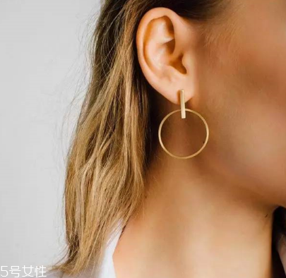 耳環(huán)可以戴著睡覺(jué)嗎？耳環(huán)能不能戴著睡覺(jué)