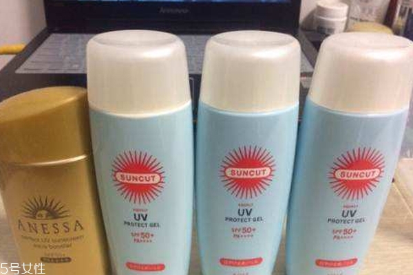 高絲suncut藍瓶防曬霜是物理防曬嗎？會不會搓泥
