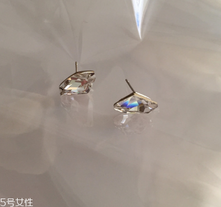 耳釘可以用鹽水消毒嗎？耳釘用鹽水消毒有用嗎