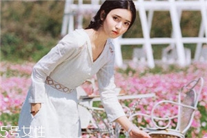 小白裙怎么搭配？小白裙搭配技巧