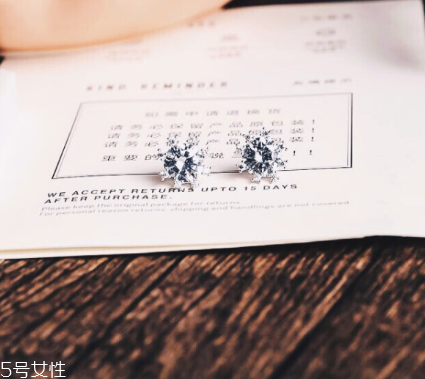耳釘對(duì)耳唇有什么危害？耳釘對(duì)耳朵有哪些害處？
