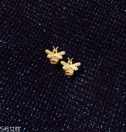 耳釘有血跡怎么清洗？耳釘上的血跡用什么洗？