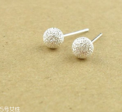 耳釘一定要打耳洞嗎？耳釘要有耳洞嗎？