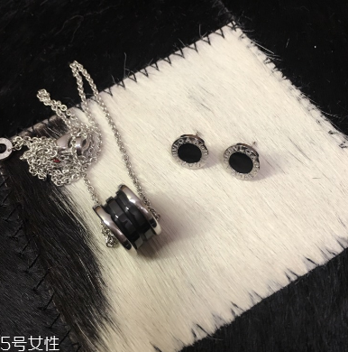 耳釘上有綠東西是什么？耳釘變綠了怎么清洗？