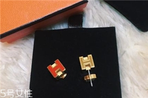 耳釘上有綠東西是什么？耳釘變綠了怎么清洗？