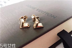 耳釘穿不過去怎么辦？耳釘卡在中間怎么處理？