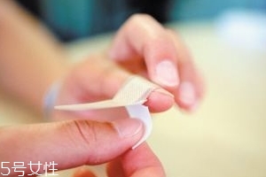 創(chuàng)可貼可以貼痘痘嗎？創(chuàng)可貼貼痘痘好嗎？