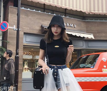 今年夏天流行什么露臍裝？今夏最火的露臍裝搭配