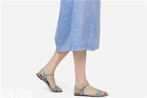 腳寬的人適合穿什么涼鞋？腳胖穿什么涼鞋好看？