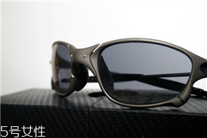 oakley是奢侈品牌嗎？歐克利屬于奢侈品嗎？