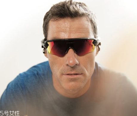 oakley眼鏡真假辨別 歐克利眼鏡怎么辨別真假？