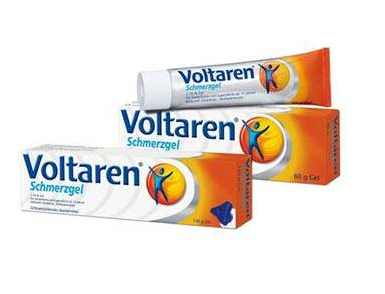 voltaren是什么藥？voltaren治什么?。?></p><h3>風(fēng)濕類風(fēng)濕會(huì)對(duì)人體造成哪些危害呢</h3><p>任何一個(gè)疾病都會(huì)對(duì)人體產(chǎn)生危害，這點(diǎn)是毋容置疑的，所以類風(fēng)濕也是一樣的，會(huì)對(duì)人體產(chǎn)生很多的危害，所以當(dāng)我們患上類風(fēng)濕的時(shí)候就應(yīng)該警惕起來(lái)，保護(hù)好自己，讓自己避免類風(fēng)濕的痛苦，現(xiàn)在就讓我們?nèi)チ私忸愶L(fēng)濕到底對(duì)我們有哪些危害。</p><p>風(fēng)濕類風(fēng)濕的危害性之一：就是可引發(fā)呼吸道疾病，多見(jiàn)胸膜炎和間質(zhì)性肺炎，特別是長(zhǎng)期患病的老年。</p><p>風(fēng)濕類風(fēng)濕的危害性之二：可引發(fā)神經(jīng)系統(tǒng)疾病，患者往往出現(xiàn)神經(jīng)功能障礙危害，其原因與頸椎壓迫脊髓或因滑膜炎、肌腱滑膜炎壓迫周圍神經(jīng)有關(guān)。</p><p>風(fēng)濕類風(fēng)濕的危害性之三：可引發(fā)心臟病危害，其中在臨床上發(fā)現(xiàn)并發(fā)心包炎可高達(dá)20%～50%，少數(shù)還形成類風(fēng)濕結(jié)節(jié)，多數(shù)無(wú)癥狀，往往在心臟超聲檢查時(shí)發(fā)現(xiàn)。但也有引起左心衰竭的可能。</p><p>風(fēng)濕類風(fēng)濕的危害性之四：可引發(fā)眼病危害，約15%患者可出現(xiàn)干燥綜合征，從而引起角膜和結(jié)膜干燥不適，少數(shù)患者可并發(fā)鞏膜炎、虹膜炎，多發(fā)生在角膜邊緣2～3毫米處。</p><p>風(fēng)濕類風(fēng)濕的危害性之五：可引發(fā)皮膚病，具有代表性的為類風(fēng)濕結(jié)節(jié)。</p><p>可以肯定的是類風(fēng)濕對(duì)我們的危害當(dāng)然不止這些，肯定還會(huì)影響我們的生活，所以我們就要避免類風(fēng)濕的發(fā)生，因此我們就要去保護(hù)好自我，養(yǎng)成良好的習(xí)慣，當(dāng)然我們不僅僅是要避免類風(fēng)濕，其他的各類疾病我們都要去避免。</p><p style=