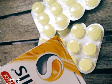 strepsils是什么藥？strepsils治什么?。?></p><h3>喉嚨痛不能吃什么</h3><p>喉嚨痛不能吃什么?咽喉腫痛是口咽和喉咽部病變的主要癥狀，以咽喉部紅腫疼痛、吞咽不適為特征。為了減輕喉嚨痛的痛苦，所以在這個(gè)時(shí)期，要注意飲食、要忌口。那你知道喉嚨痛不能吃什么食物嗎?</p><p>1、忌吃炒米：炒米易傷陰上火，益增其疾。炒米雖香，性燥助火，非中寒便瀉者忌之。</p><p>2、忌吃肉類有：狗肉，羊肉，雞肉，鵝肉，鷓鴣肉等。咽喉腫痛為實(shí)熱邪火，而以上所列肉類有溫?zé)釡匮a(bǔ)功用，吃了易助熱動(dòng)火，生熱助痰，很容易加劇咽喉腫痛，所以一定要忌食。</p><p>3、忌吃橘子：性涼，味甘酸。如過多食用，極易出現(xiàn)咽喉干痛，口舌生瘡或潰瘍。所以，在患有咽喉腫痛期間，暫不宜多吃橘子。</p><p>4、忌吃性溫性熱的食物：龍眼肉，韭菜，辣椒，胡椒，砂仁，桂皮，大小茄香，人參等。</p><p>除了以上列舉，還應(yīng)當(dāng)忌吃生姜、蔥、蒜、丁香、蓽撥、洋蔥、香椿頭、胡荽、芥菜、花椒、荔枝、櫻桃、大棗、豬肥肉、蝦子、海參、黃芪、紫河車、冬蟲夏草、香煙、白酒、酒釀等。</p><p style=