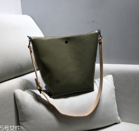 穿裙子背什么包包好看？穿裙子適合背什么包？