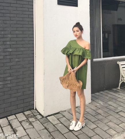 綠色連衣裙怎么搭配？綠色連衣裙搭配圖片