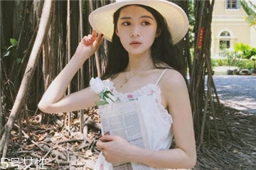 吊帶連衣裙怎么穿好看？夏季吊帶連衣裙搭配圖片