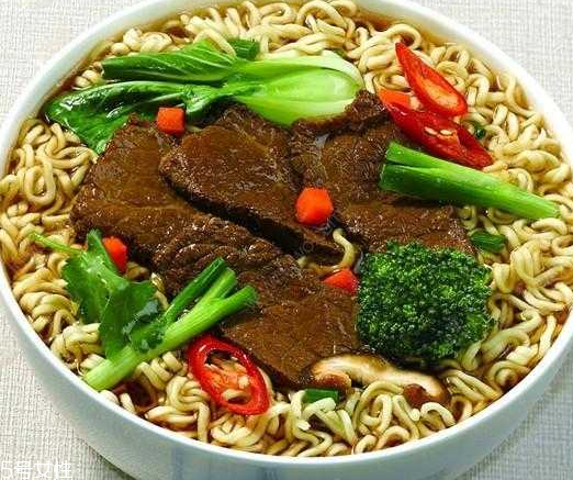 方便面加牛奶好吃嗎？牛奶方便面是黑暗料理嗎？