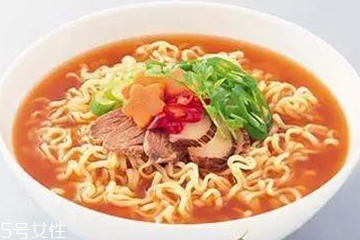 方便面沒泡熟可以吃嗎？半生不熟的泡面可以吃嗎？
