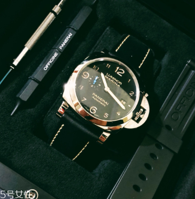 手表上弦是轉(zhuǎn)哪個(gè)方向？手表上弦是順時(shí)針還是逆時(shí)針？