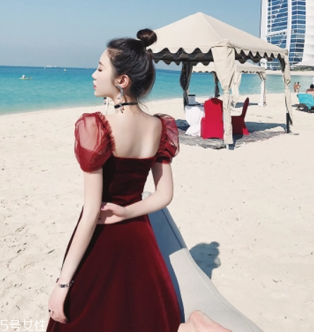 黃皮適合什么顏色裙子？什么顏色裙子適合黃皮女生？