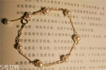珍珠手鏈戴哪只手好？珍珠手鏈一般戴哪只手？