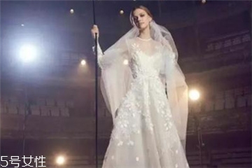 婚紗什么顏色好？婚紗買哪種顏色好？