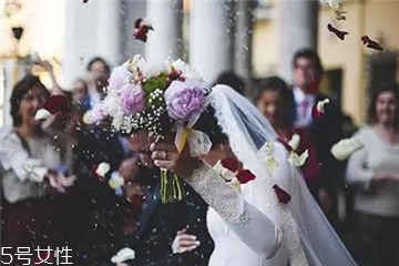 婚紗上面的機油怎么洗？婚紗沾上機油用什么洗？