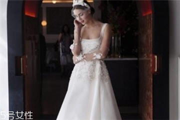 婚紗里面穿什么內(nèi)衣？婚紗里面怎么穿內(nèi)衣？