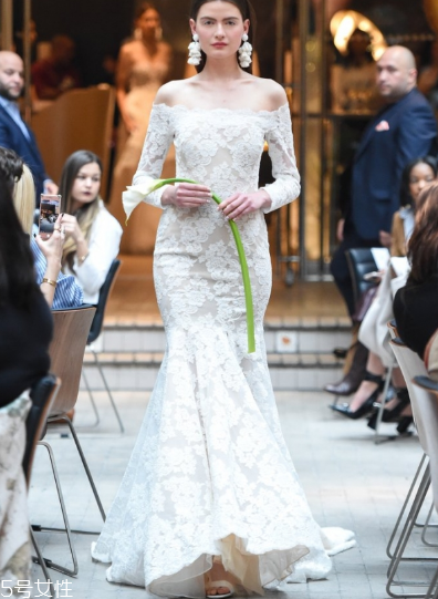 婚紗里面有胸墊嗎？婚紗是自帶胸墊嗎？