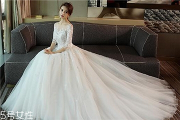 婚紗里面穿絲襪嗎？穿婚紗要穿絲襪嗎？