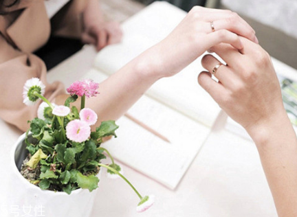 婚戒可以戴中指嗎？婚戒能戴在中指上嗎？