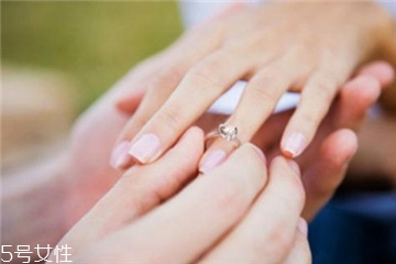 婚戒可以戴中指嗎？婚戒能戴在中指上嗎？